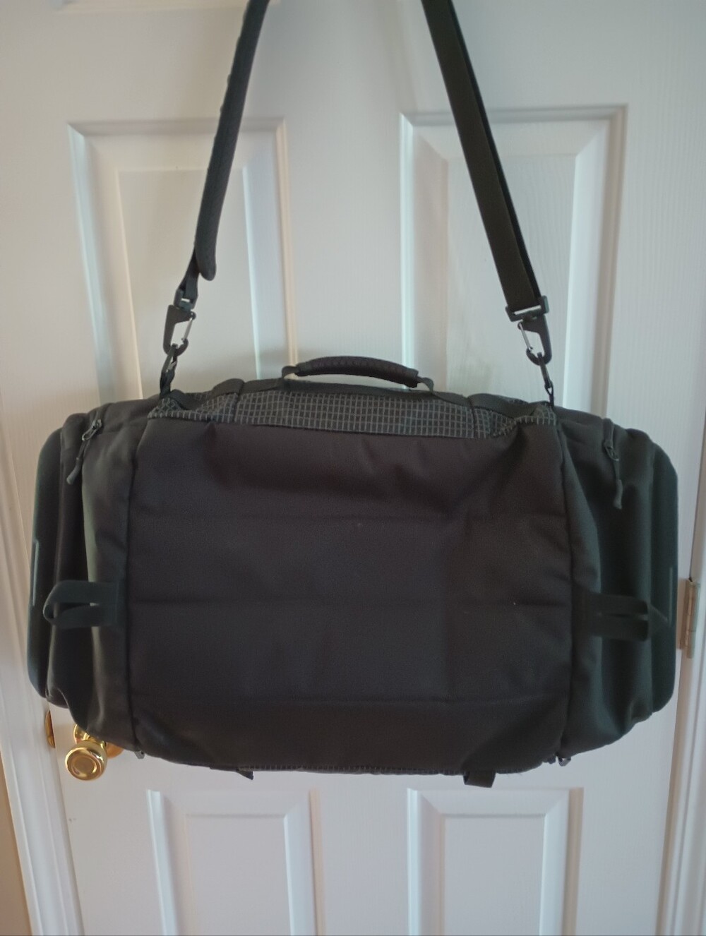 Oakley Link Duffel Bag – Jet Black - Picture 4 of 12
